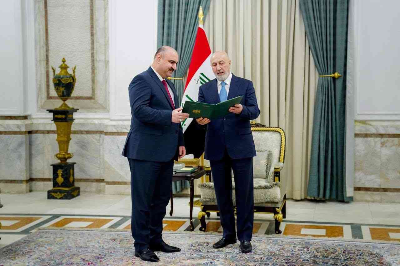 رئيس الجمهورية يستقبل السيد محمد سمعان أغا ويسلمه مرسوم تعيينه محافظاً لكركوك.