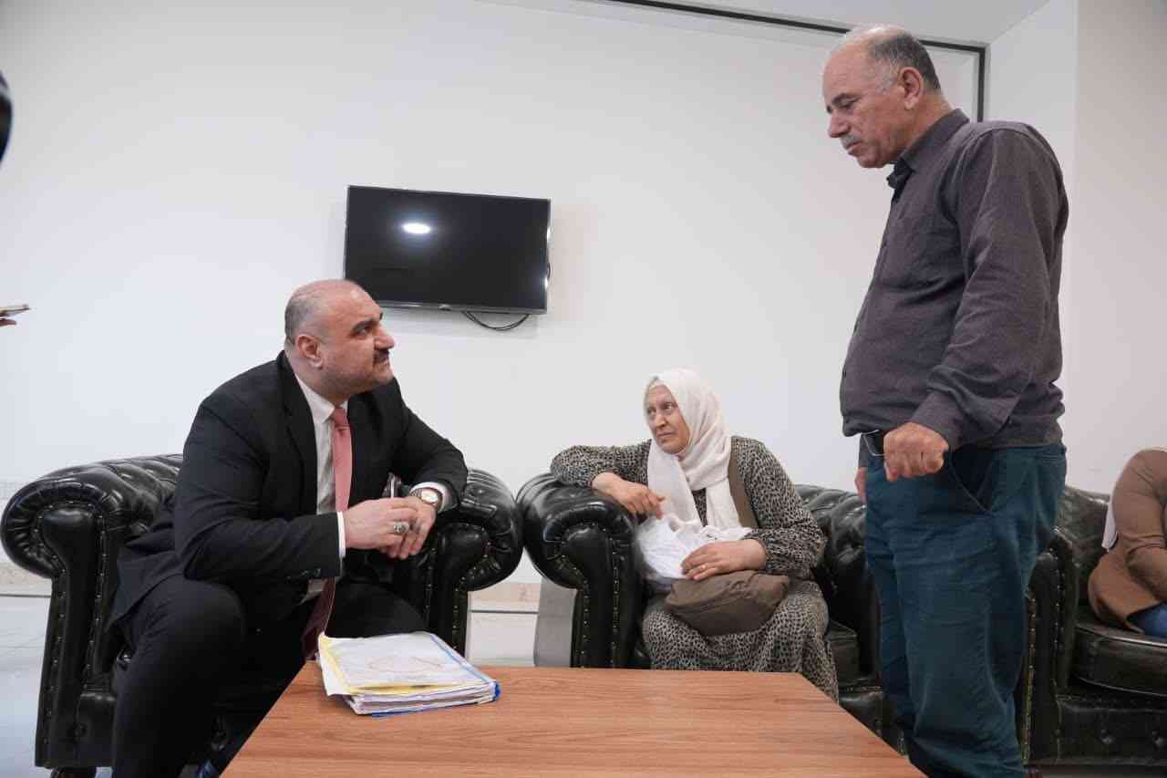 محافظ كركوك محمد سمعان اغا يقوم بمتابعة مباشرة في مكتب سكرتاريته بالمبنى الحكومي لطلبات المواطنيين والمراجعين ويوجه بحل مشاكلهم و طلباتهم .