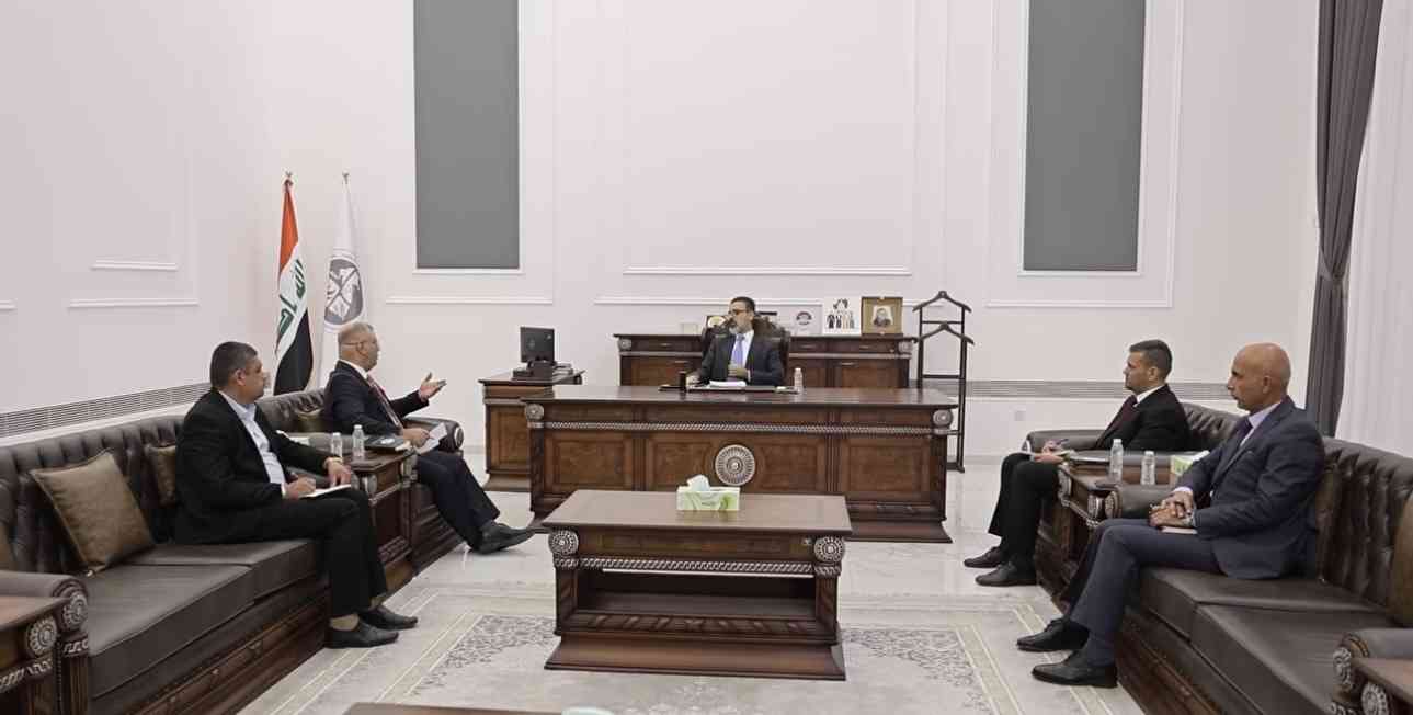 بحث السيد محافظ كركوك ريبوار طه مع مدير عام شركة غاز الشمال المهندس احمد عبد المجيد ومدير فرع شركة تعبئة وخدمات الغاز المهندس مظاهر طاهر الله وردي، جهود تامين انتاج وتجهيز اسطوانات الغاز في عموم كركوك وضمان انسيابية عالية في عمليات التجهيز والتوزيع. 